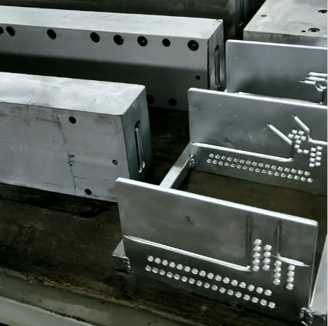 拉擠模具出口冒煙冒料咋回事？